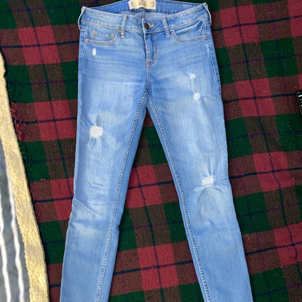 Size 3 short super skinny jeans from Hollister Co!
